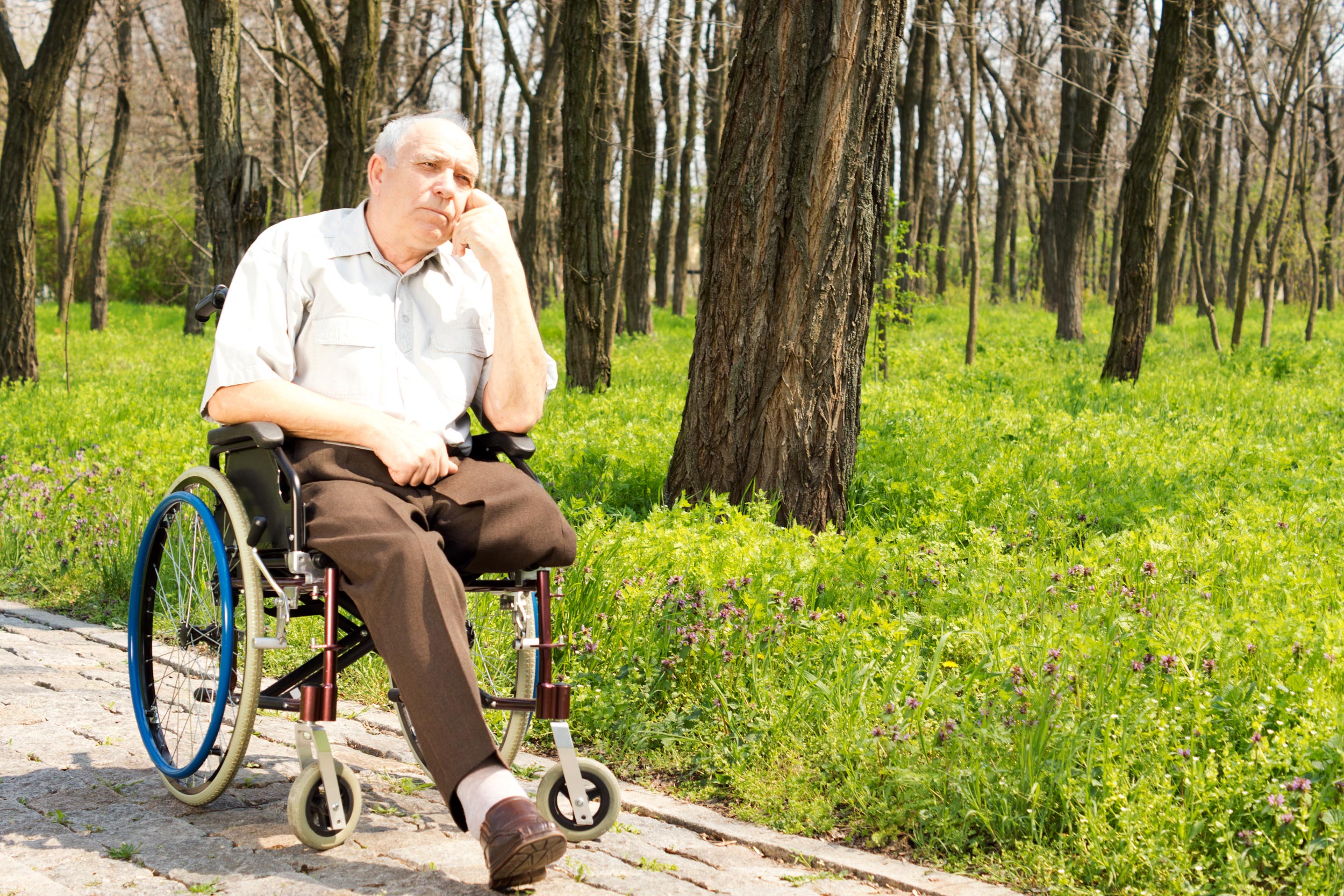 Язва инвалидность. Дед на инвалидной коляске. Человек в инвалидной коляске. Пенсионер в инвалидном кресле. Старый инвалид.